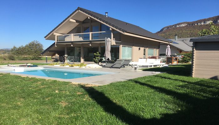 Pose dune piscine avec une terrasse en gres cerame